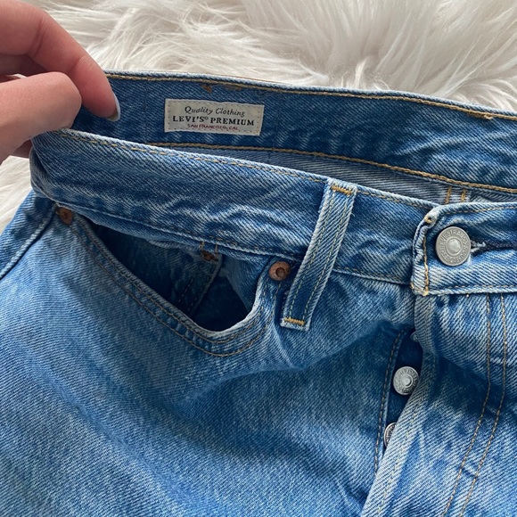 COPY - COPY - Levi Jeans Mid Thigh Shorts - Picture 2 of 4